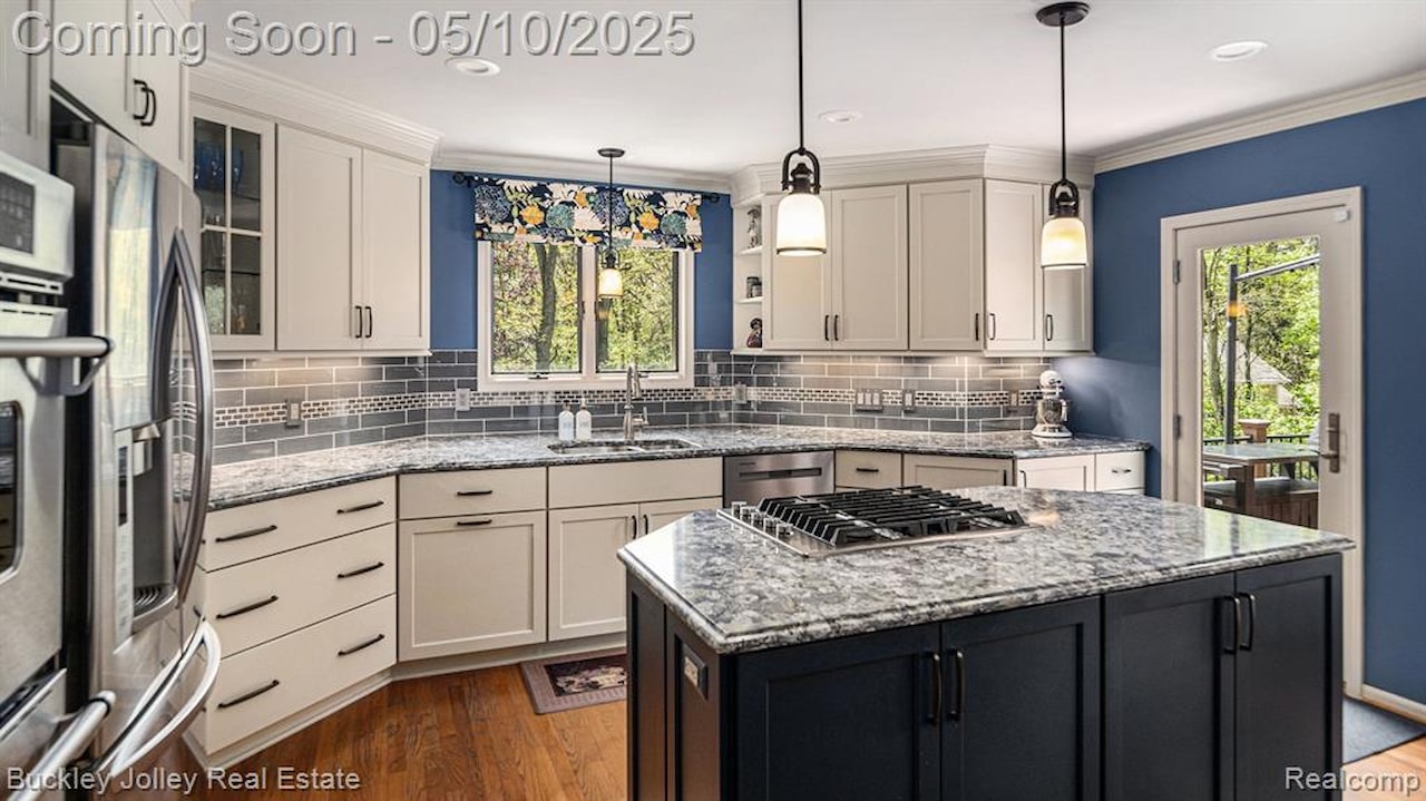 6858 Corrigan Dr in Hamburg Twp, MI Photo 3