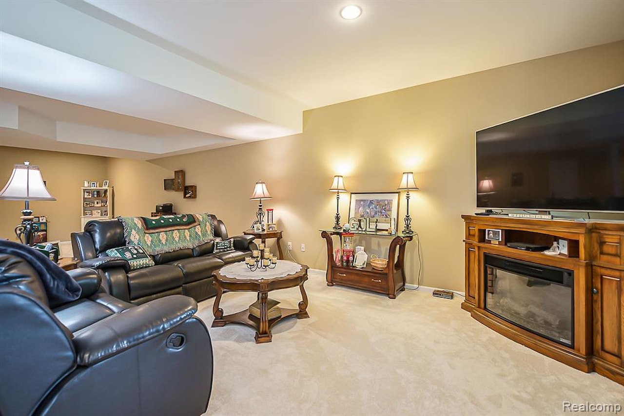 9730 N Tioga Trl in Hamburg Twp, MI Photo 28