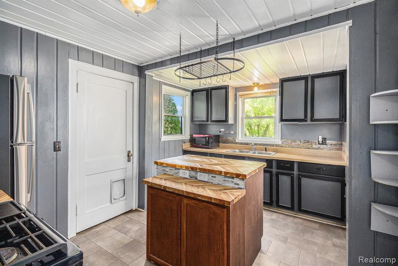 416 W Caroline St in Fenton, MI Photo 4