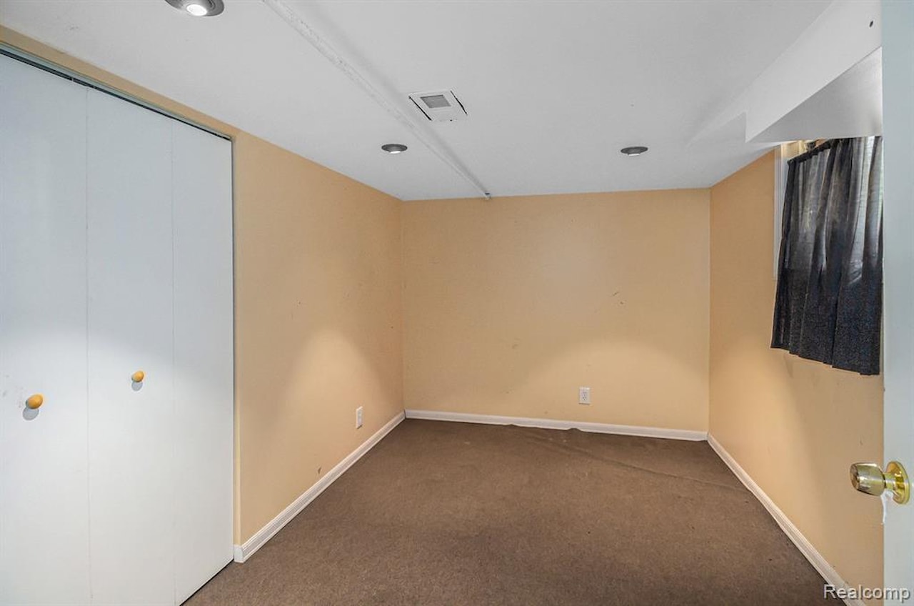 416 W Caroline St in Fenton, MI Photo 8