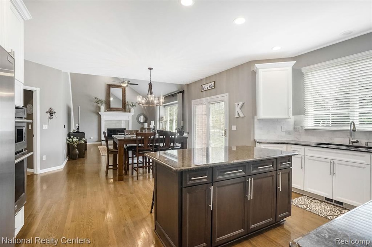 49235 Braeburn Ln in Novi, MI Photo 31