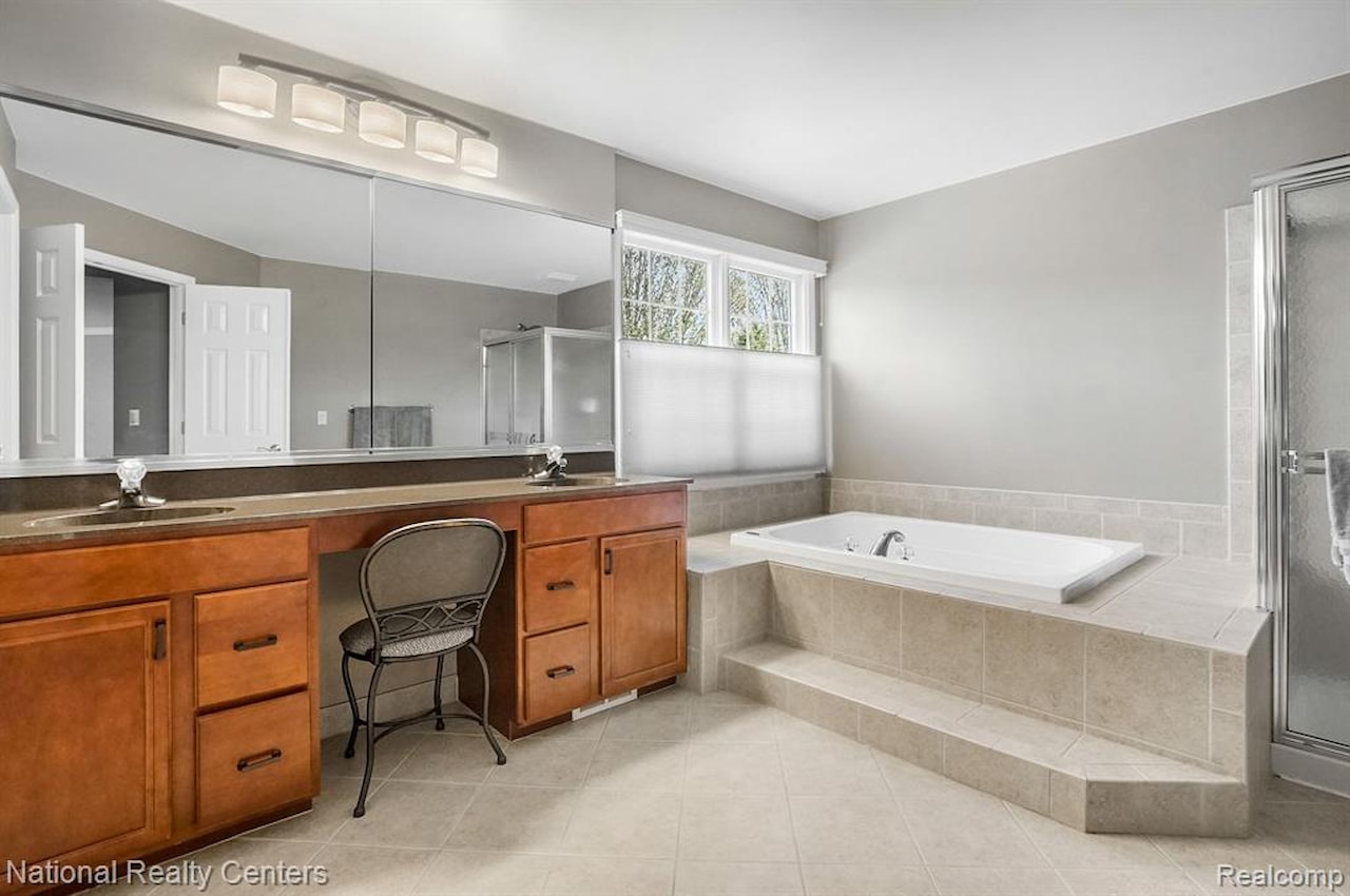 49235 Braeburn Ln in Novi, MI Photo 40