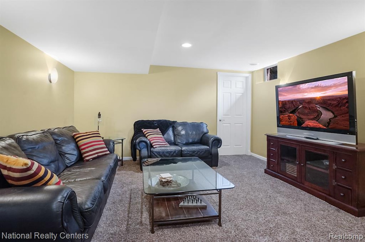 49235 Braeburn Ln in Novi, MI Photo 54