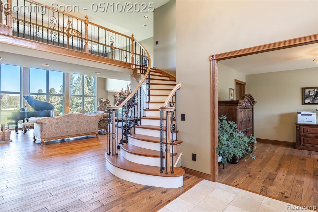 256 Inverness in Highland Twp, MI Photo 6