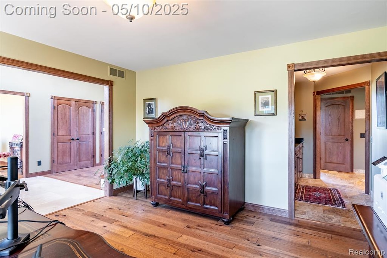 256 Inverness in Highland Twp, MI Photo 9