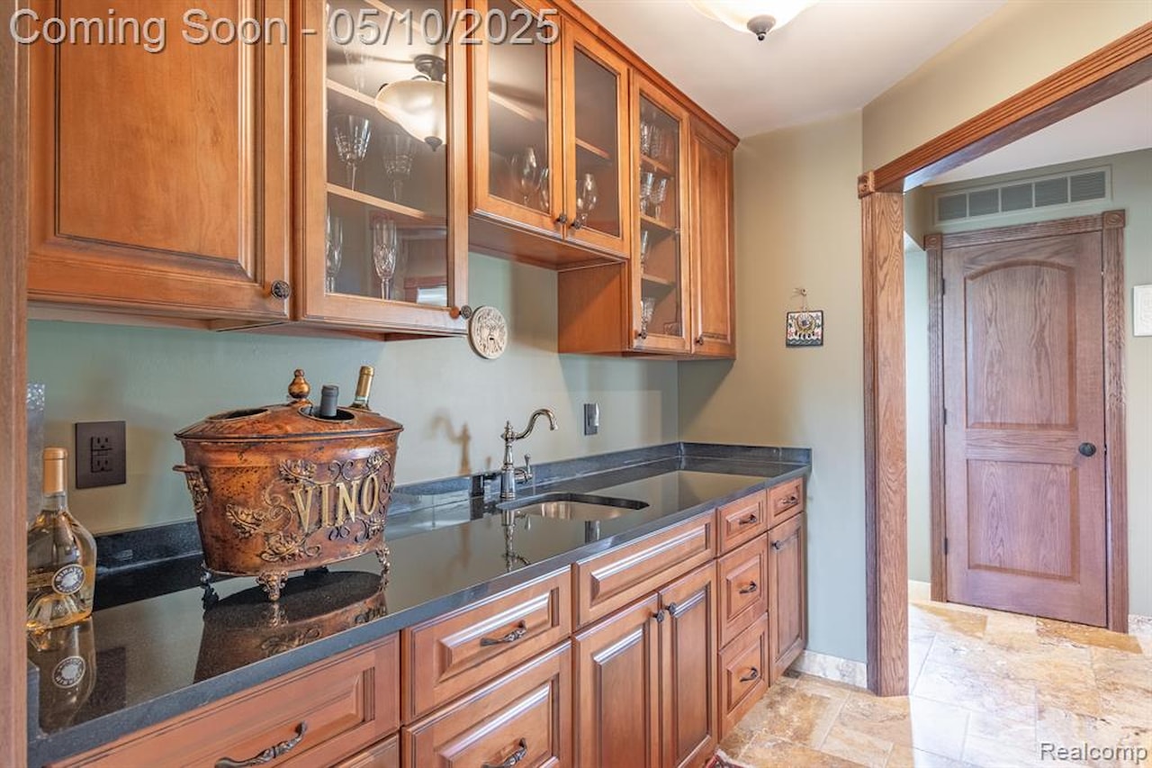 256 Inverness in Highland Twp, MI Photo 18