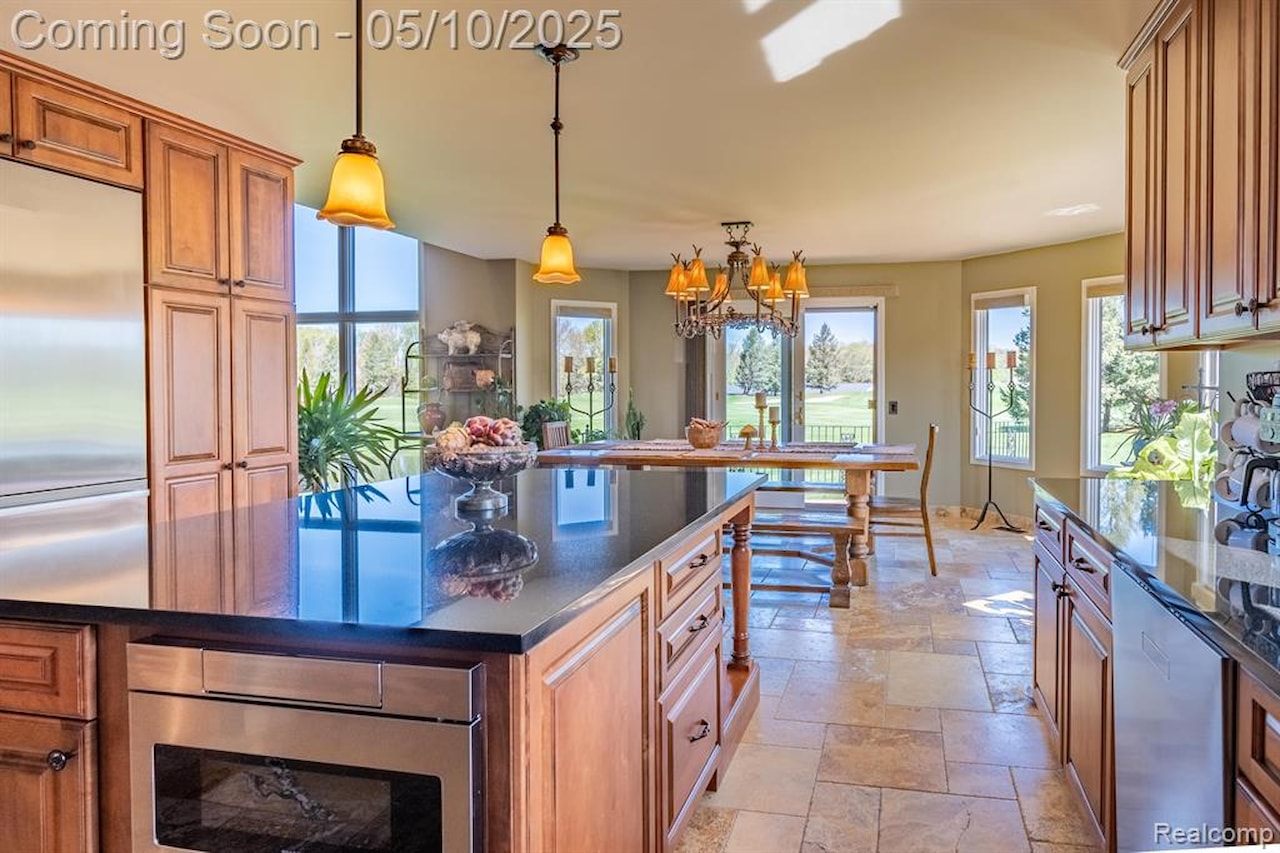 256 Inverness in Highland Twp, MI Photo 20