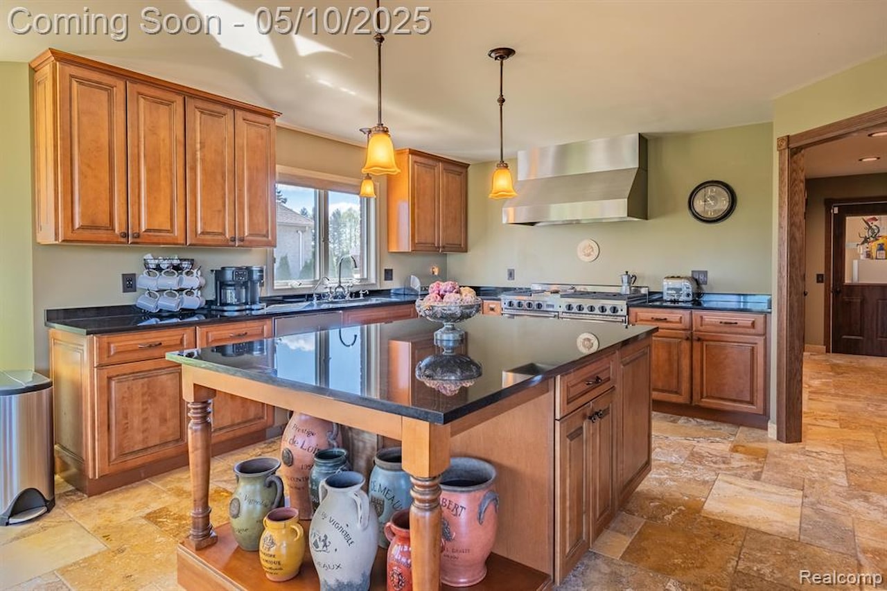 256 Inverness in Highland Twp, MI Photo 22