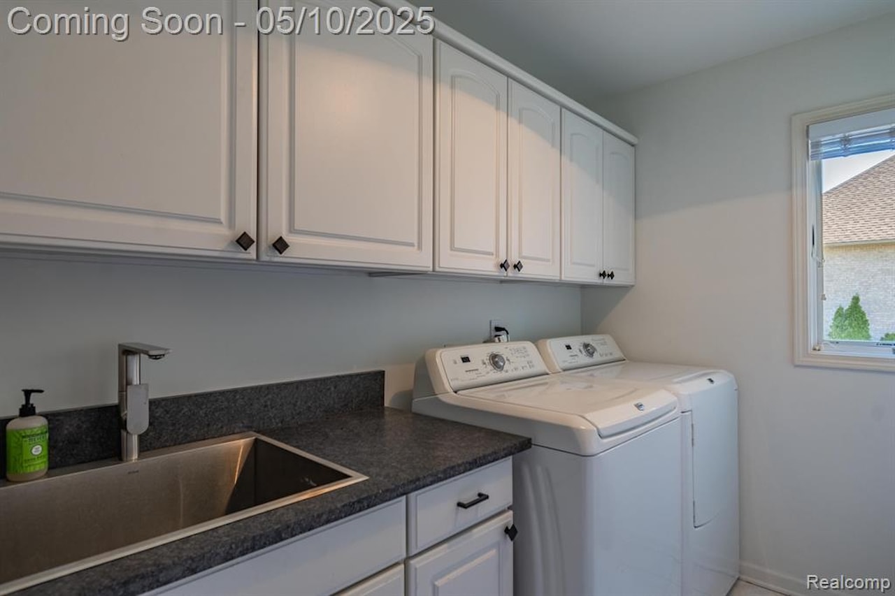 256 Inverness in Highland Twp, MI Photo 29