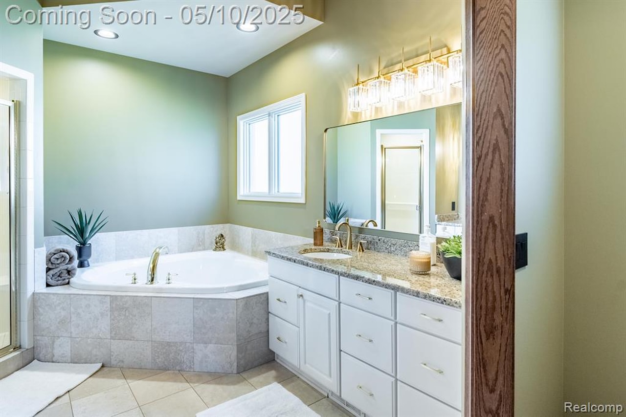 256 Inverness in Highland Twp, MI Photo 33