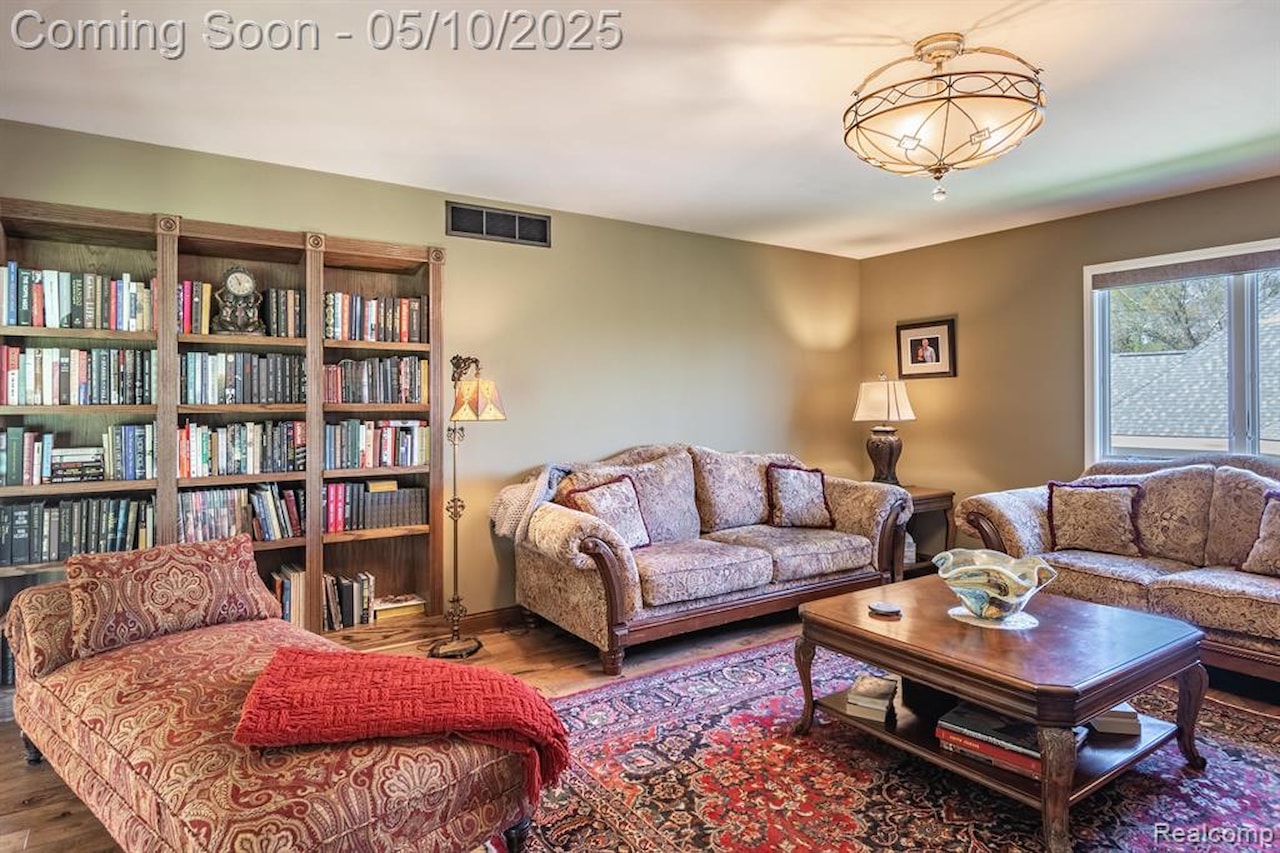 256 Inverness in Highland Twp, MI Photo 38