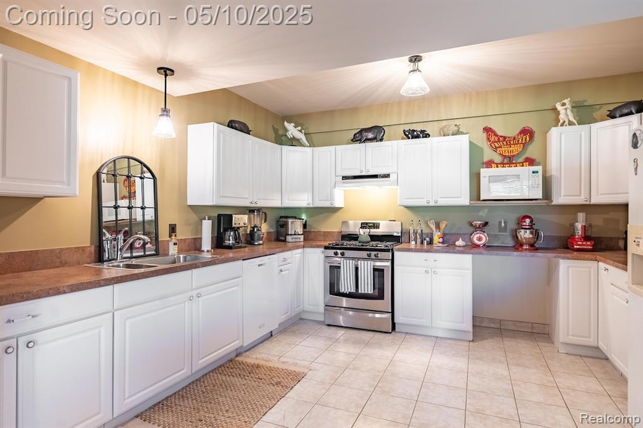 256 Inverness in Highland Twp, MI Photo 59