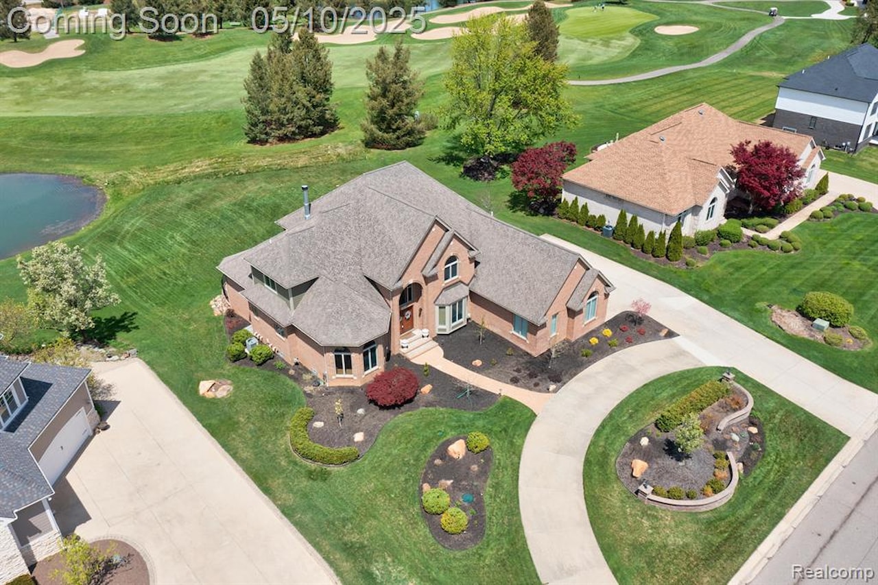 256 Inverness in Highland Twp, MI Photo 93
