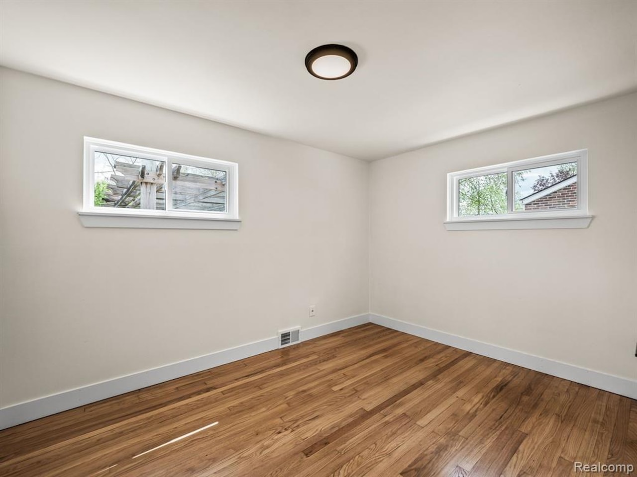 31431 Lamar Dr in Farmington, MI Photo 9