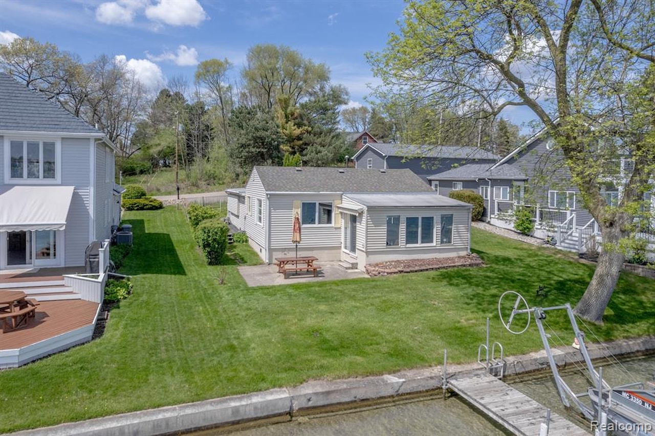 15235 Marl Dr in Fenton Twp, MI Photo 2