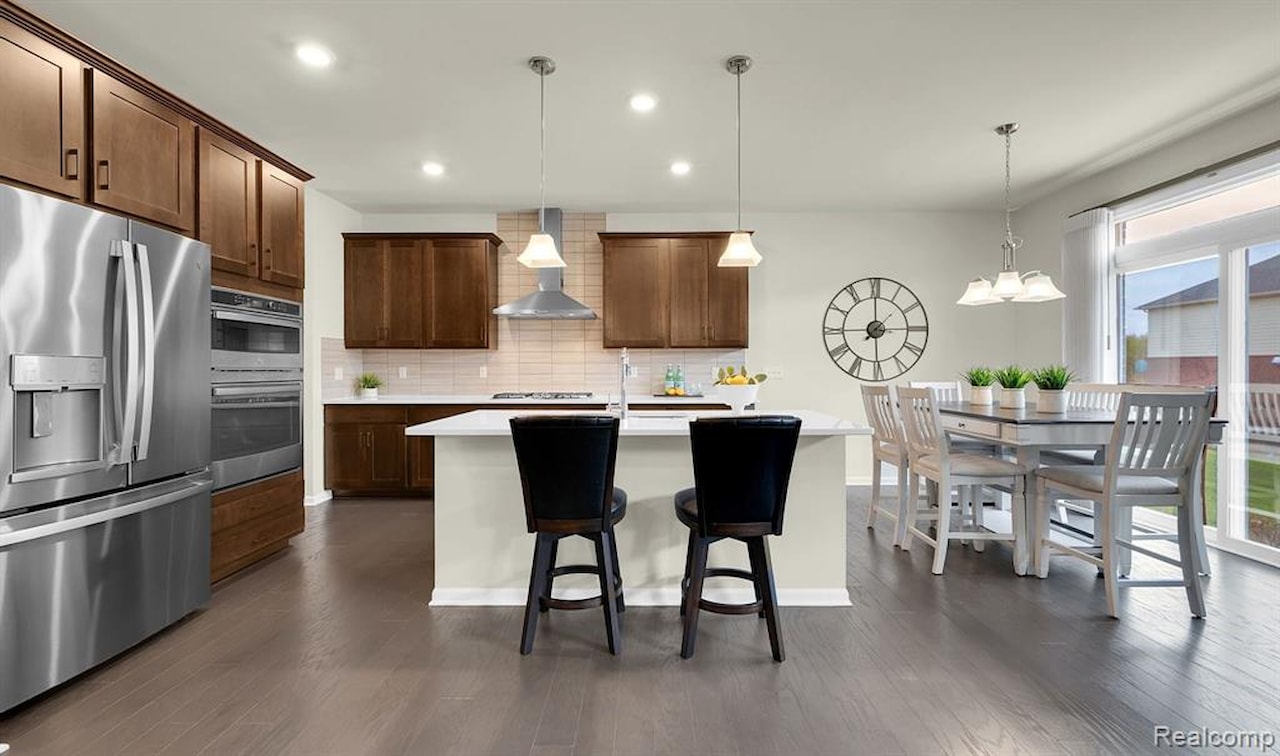 43547 Bolingbrooke Ln in Novi, MI Photo 3