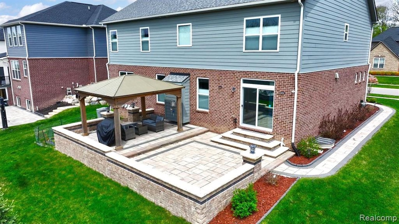 43547 Bolingbrooke Ln in Novi, MI Photo 2