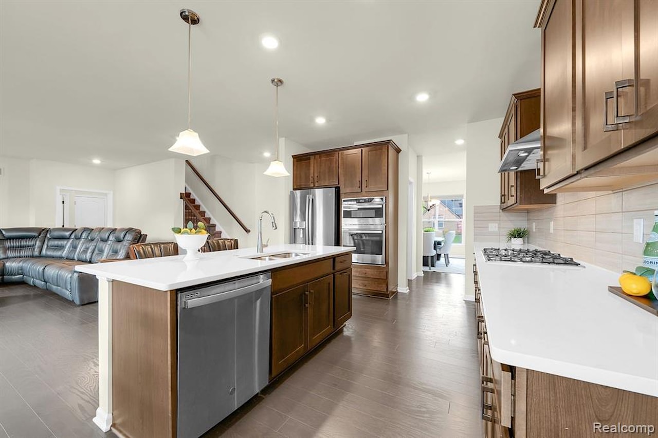 43547 Bolingbrooke Ln in Novi, MI Photo 4