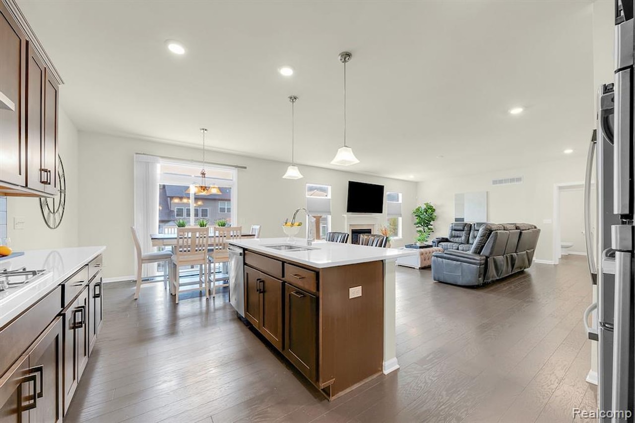 43547 Bolingbrooke Ln in Novi, MI Photo 15