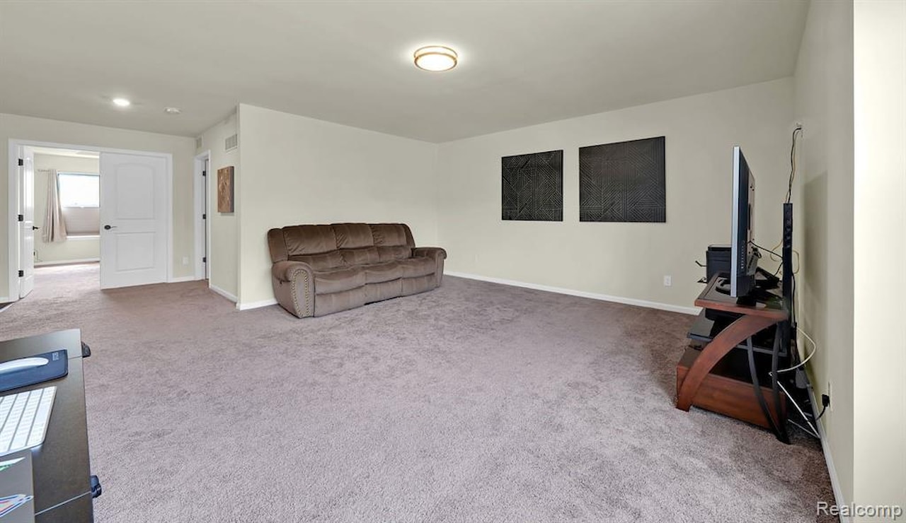 43547 Bolingbrooke Ln in Novi, MI Photo 26