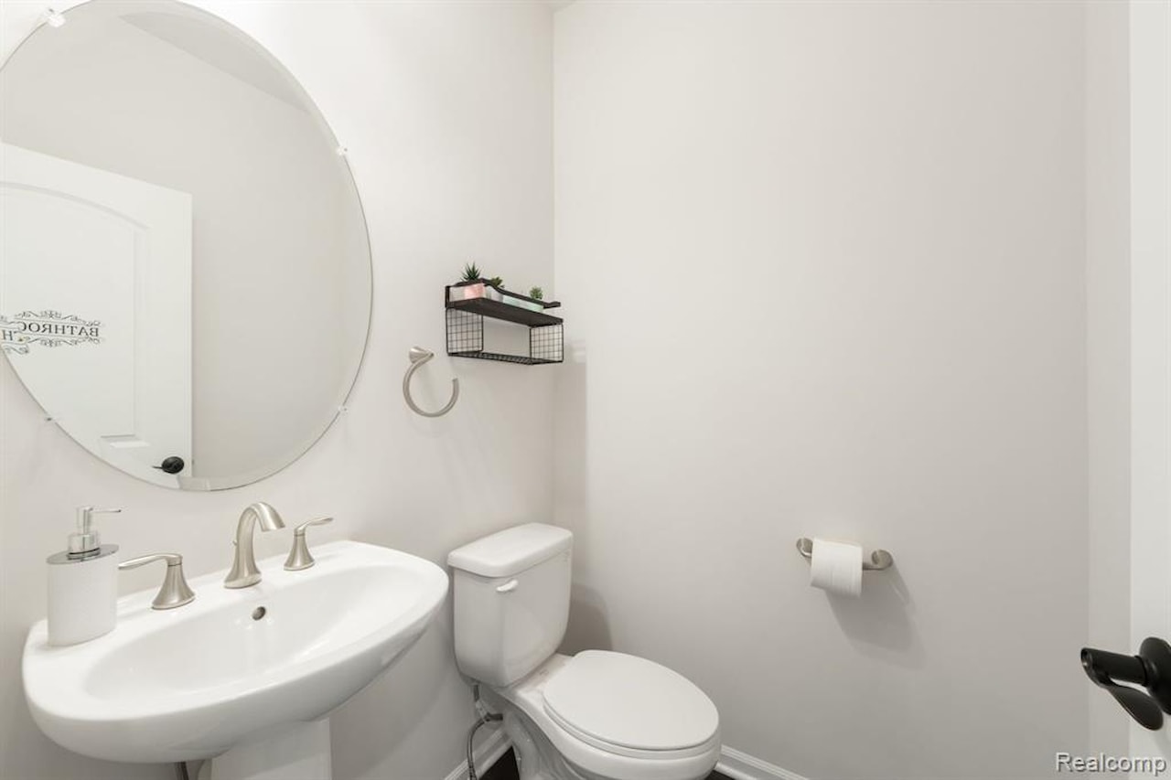 43547 Bolingbrooke Ln in Novi, MI Photo 20