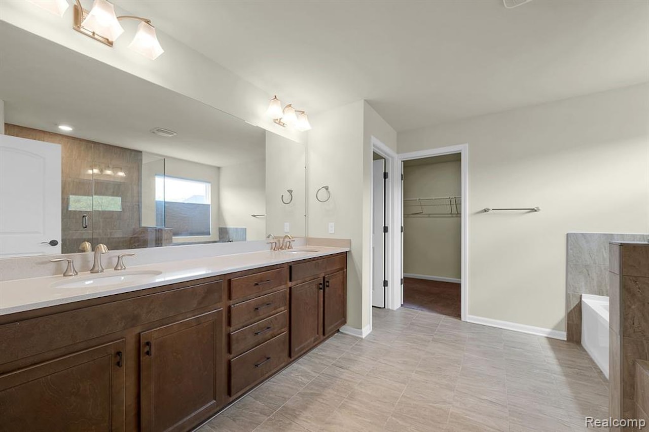 43547 Bolingbrooke Ln in Novi, MI Photo 29