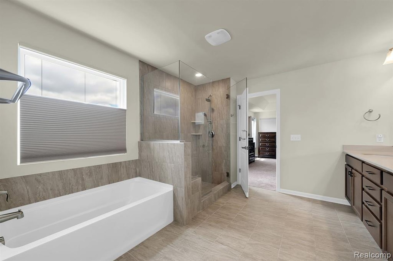 43547 Bolingbrooke Ln in Novi, MI Photo 31