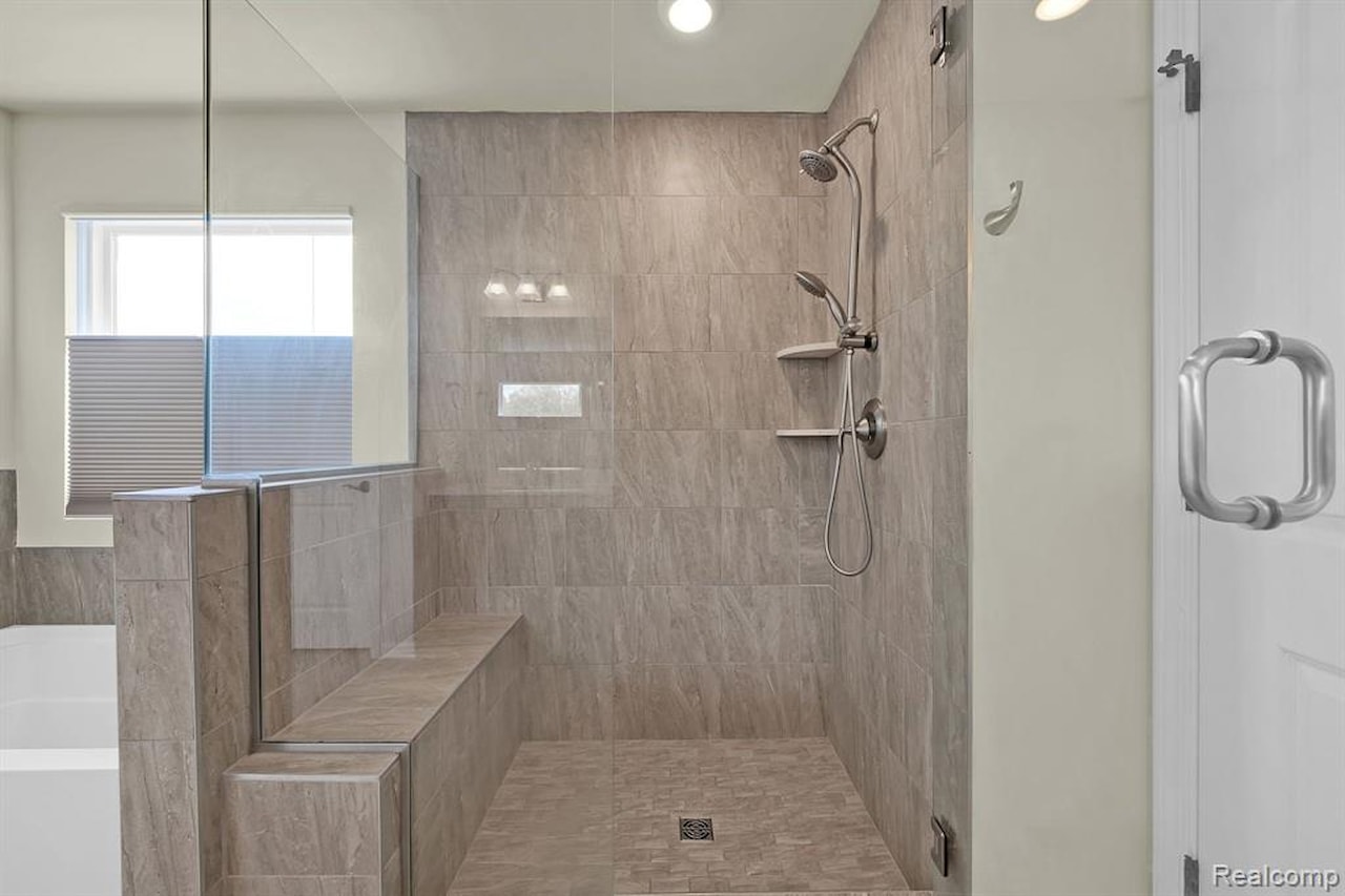 43547 Bolingbrooke Ln in Novi, MI Photo 32