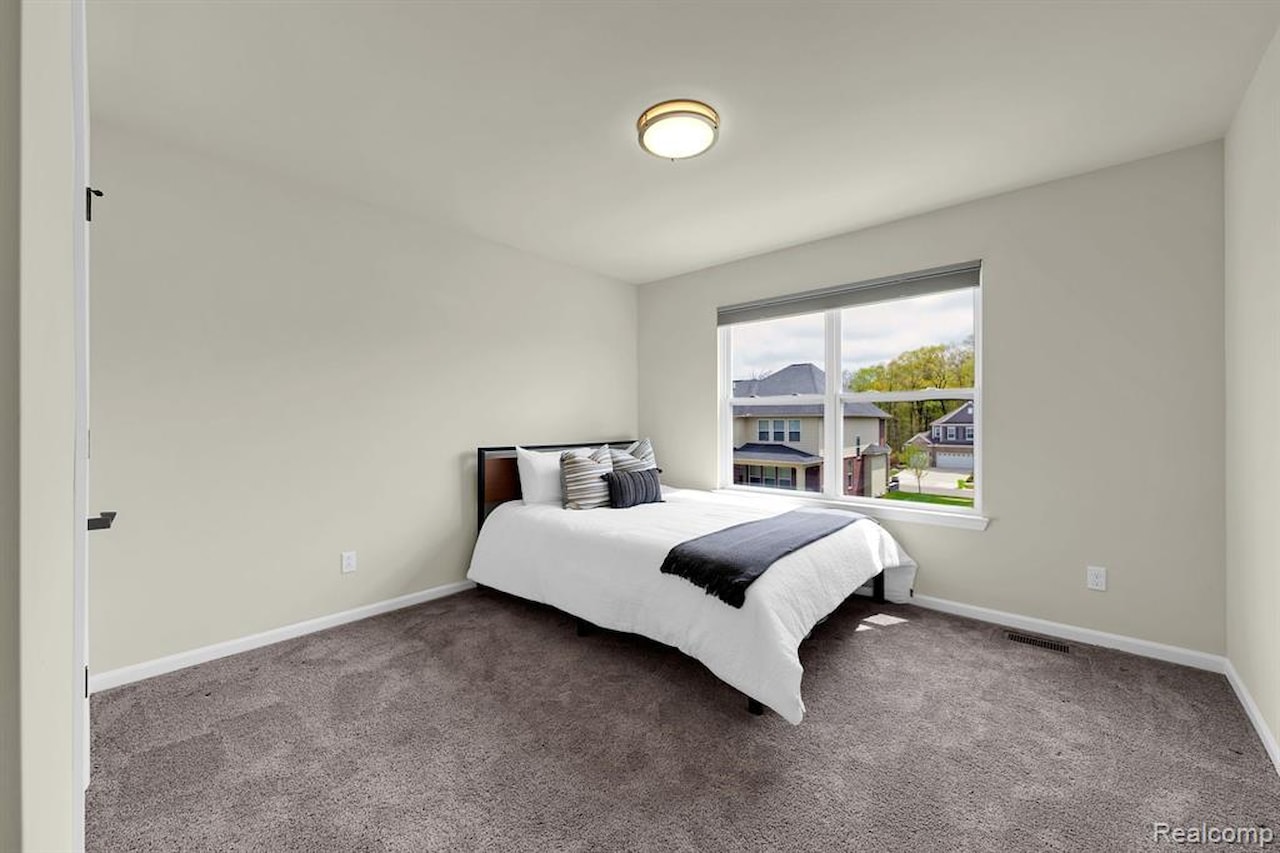 43547 Bolingbrooke Ln in Novi, MI Photo 34