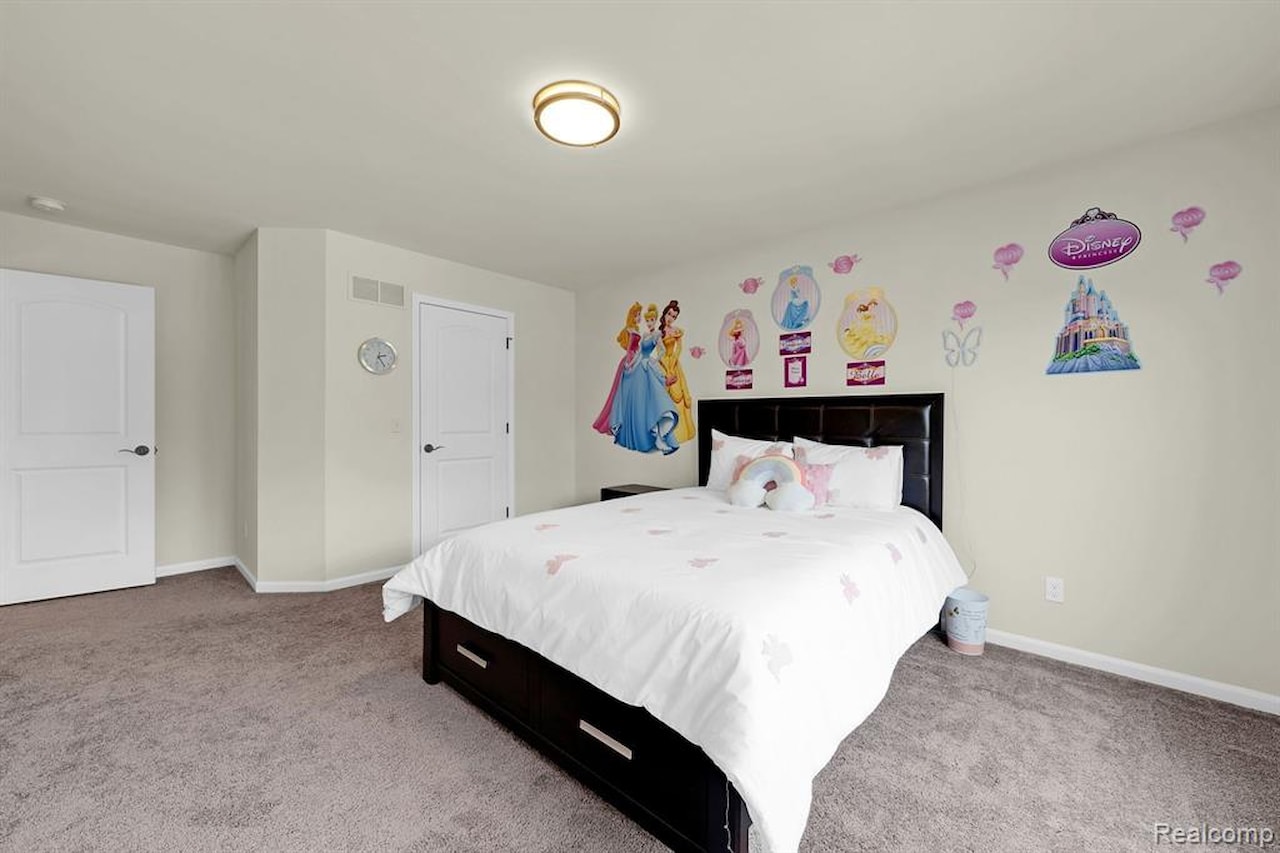 43547 Bolingbrooke Ln in Novi, MI Photo 38