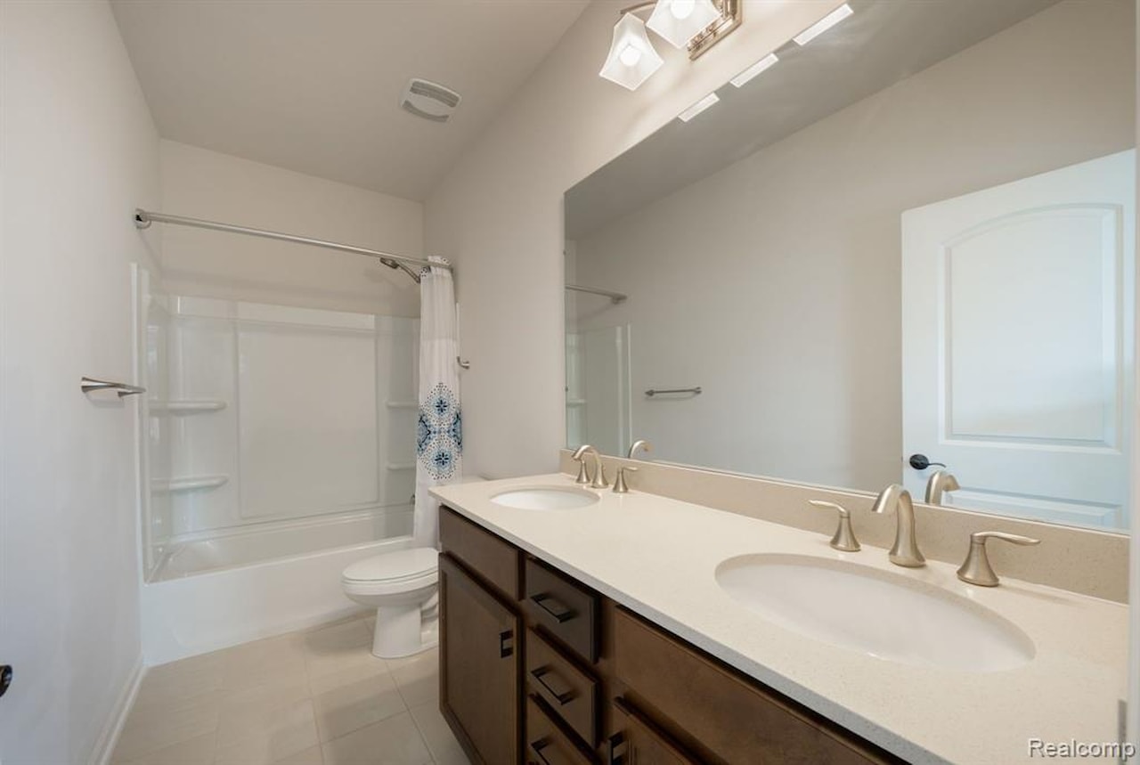 43547 Bolingbrooke Ln in Novi, MI Photo 23