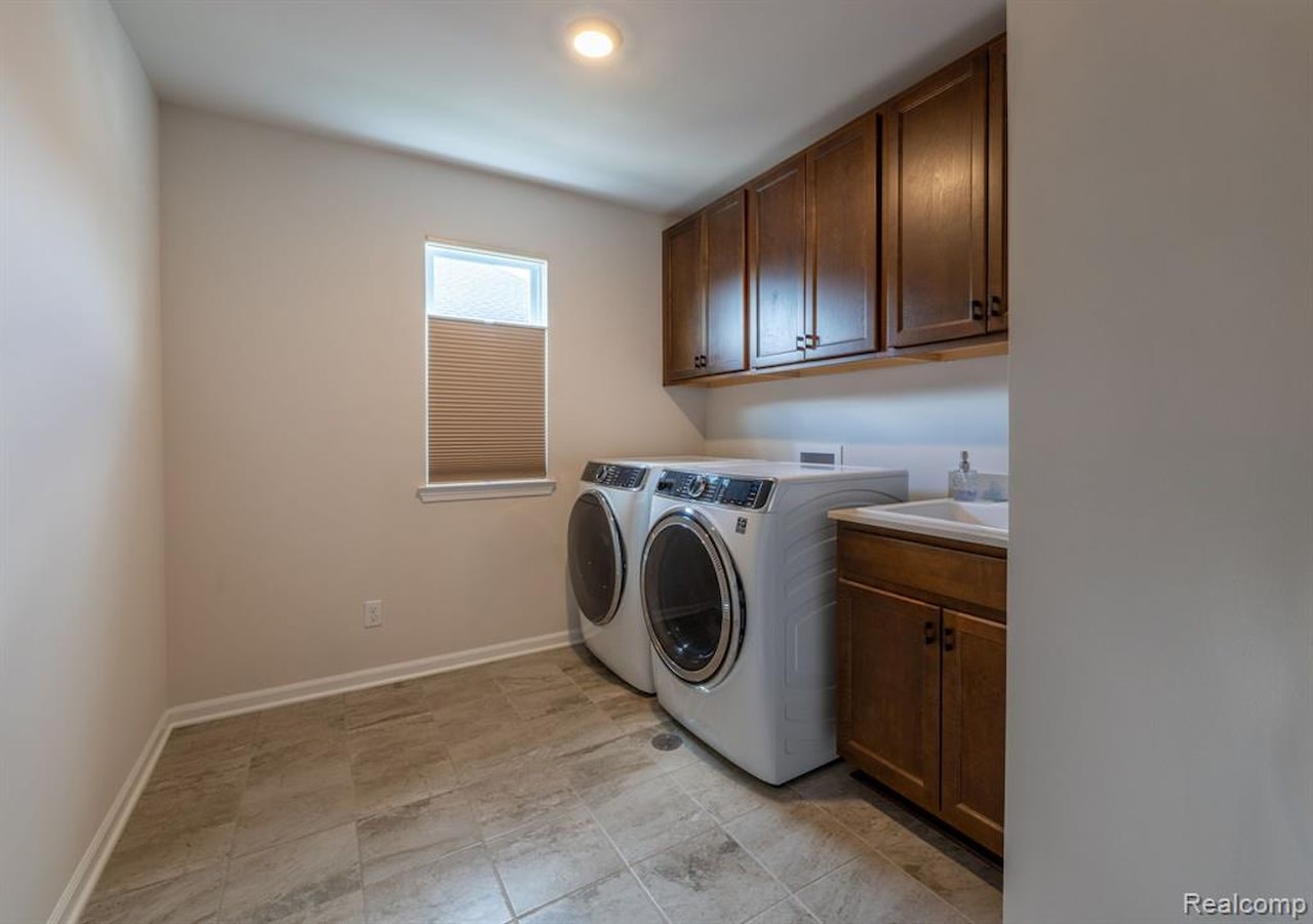 43547 Bolingbrooke Ln in Novi, MI Photo 33