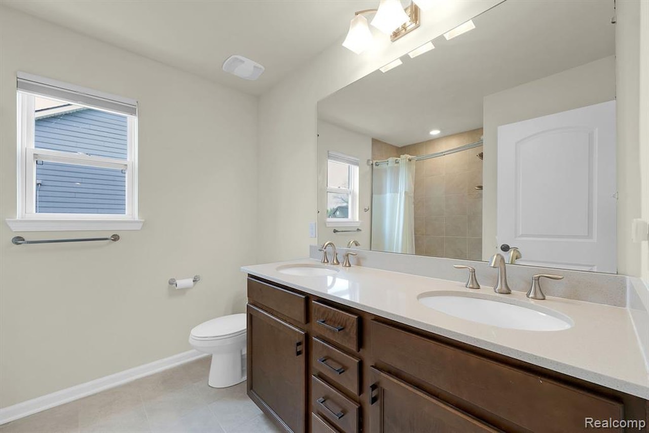 43547 Bolingbrooke Ln in Novi, MI Photo 36