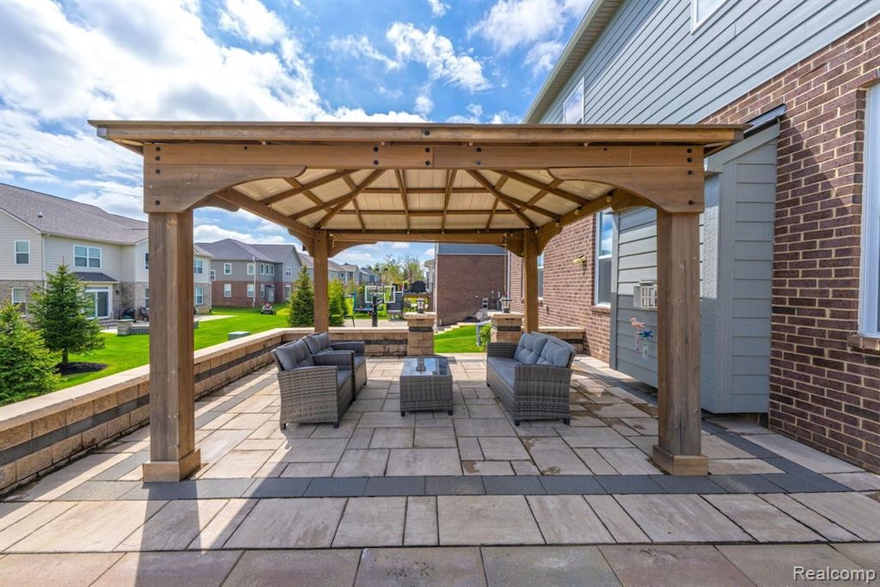43547 Bolingbrooke Ln in Novi, MI Photo 45