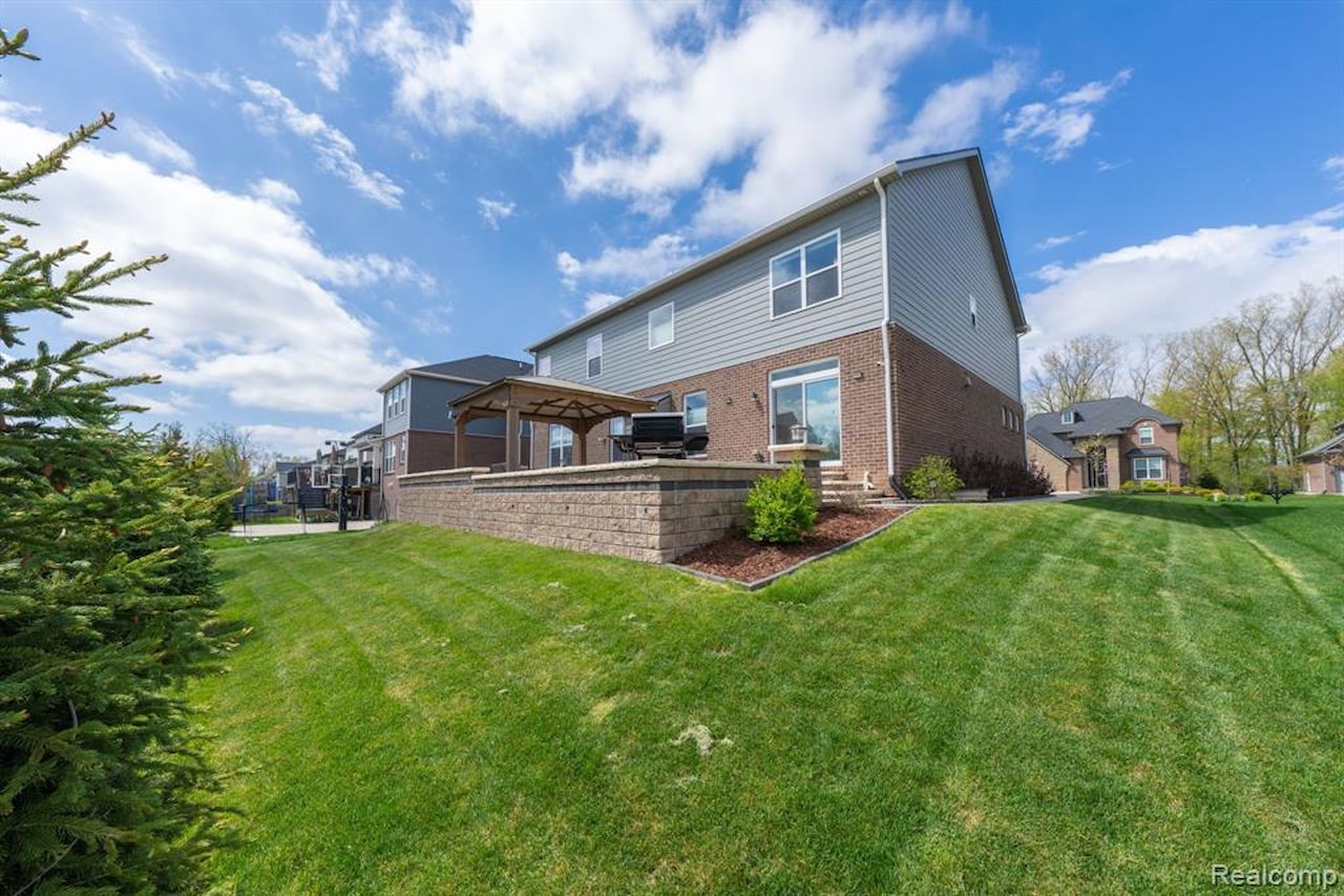 43547 Bolingbrooke Ln in Novi, MI Photo 53