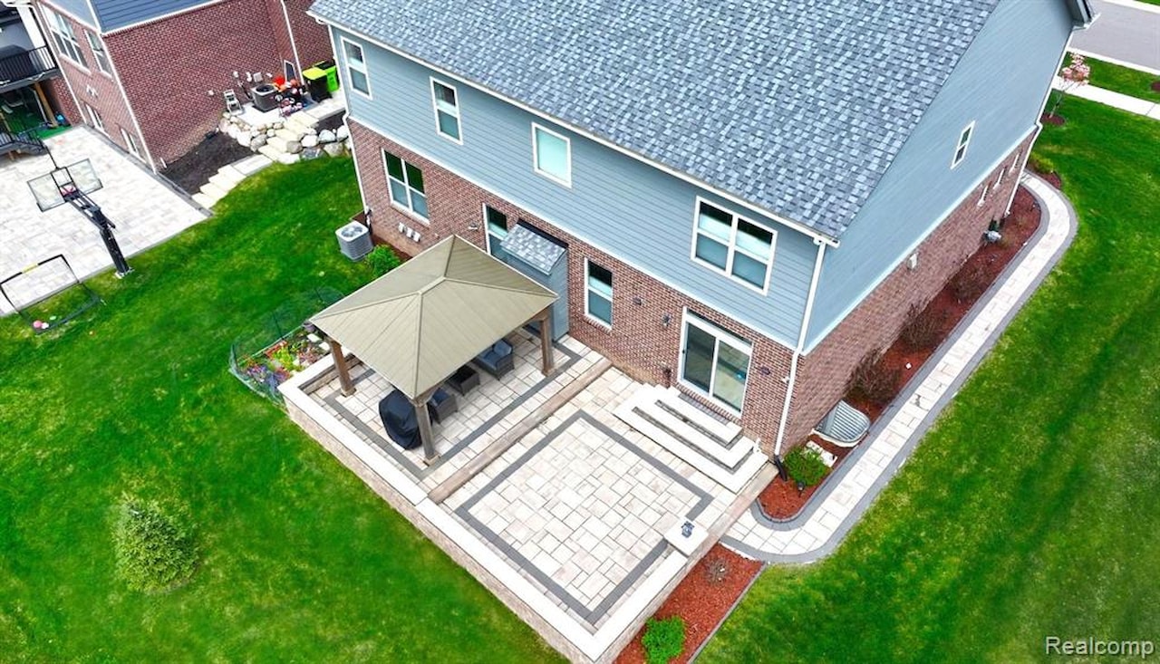 43547 Bolingbrooke Ln in Novi, MI Photo 47