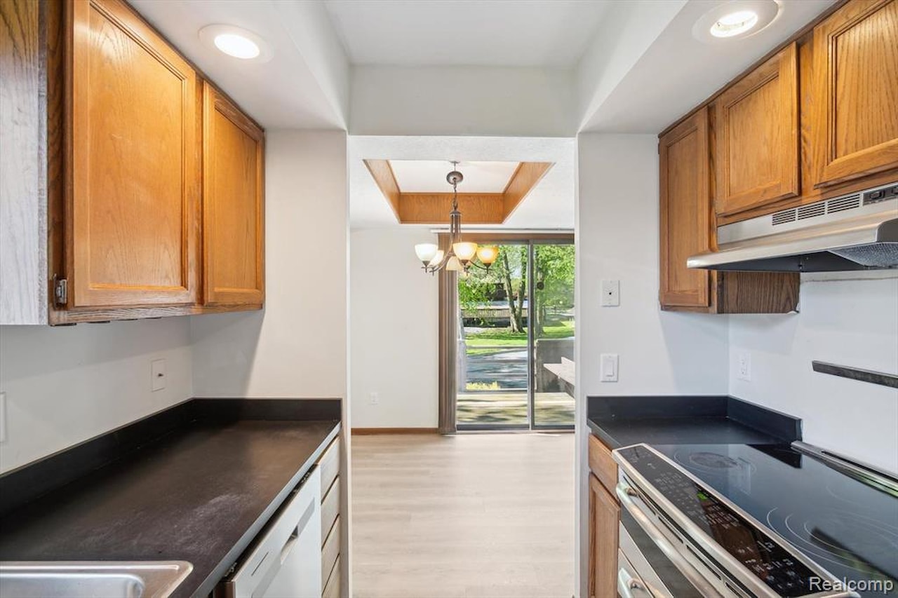 131 E Jolly Rd #E6 in Lansing, MI Photo 17