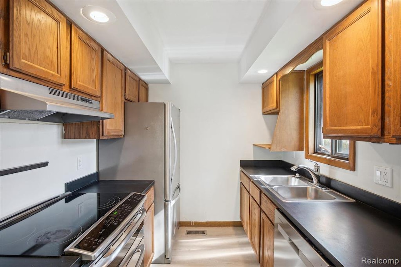 131 E Jolly Rd #E6 in Lansing, MI Photo 14