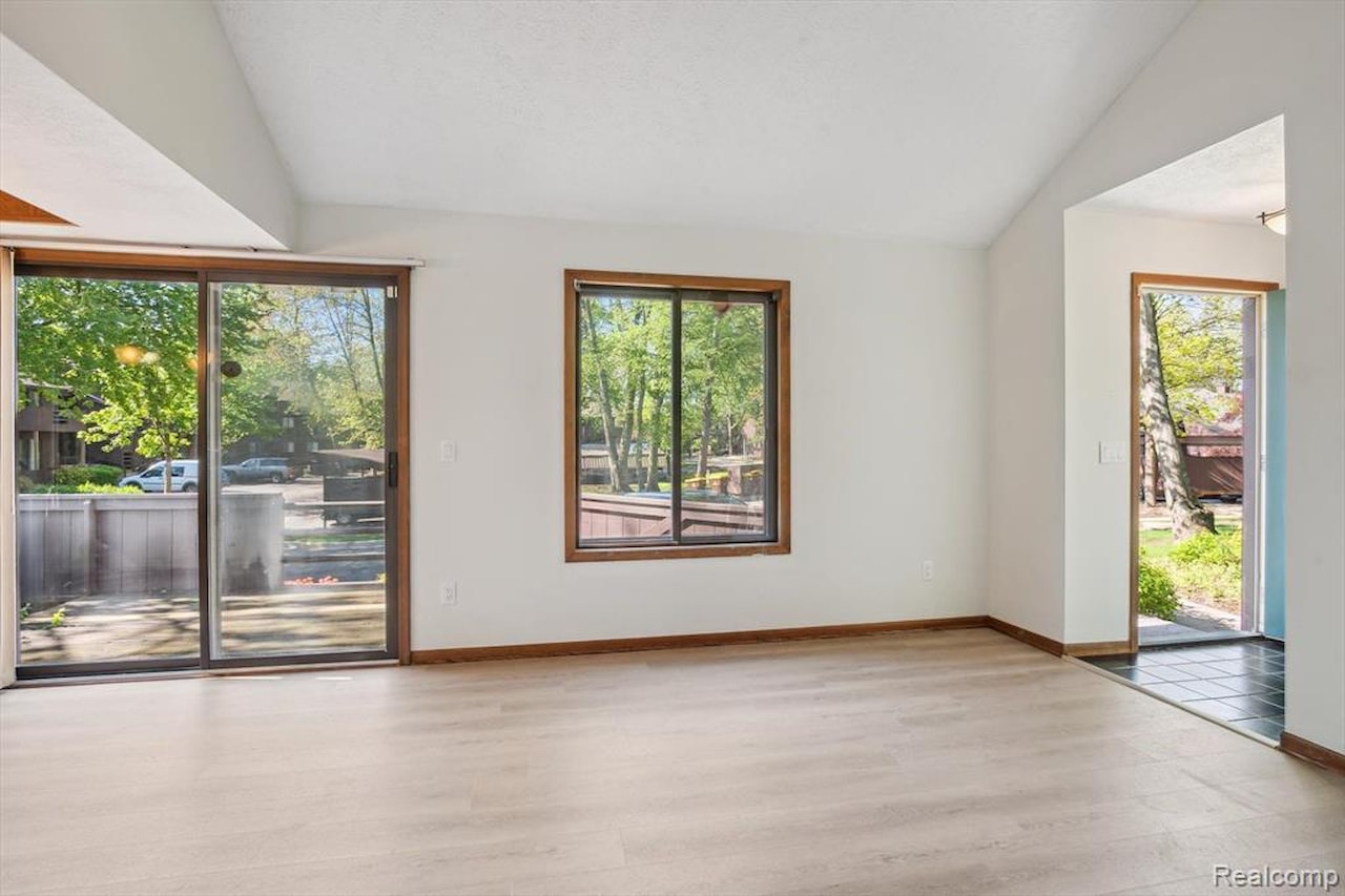 131 E Jolly Rd #E6 in Lansing, MI Photo 20