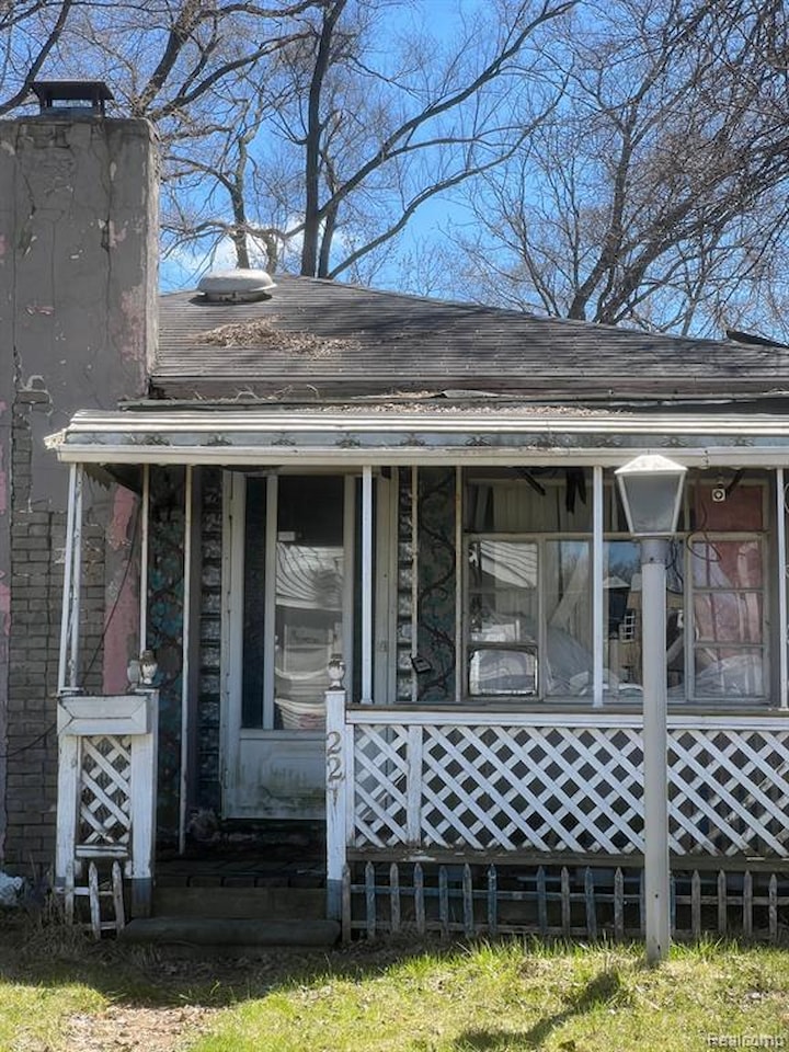 221 W Belvidere Ave in Flint, MI Photo 3