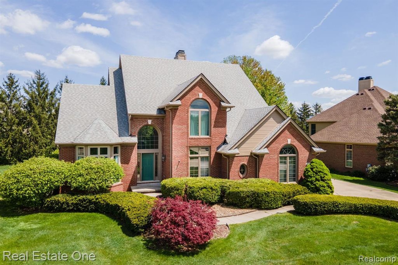 4458 Hycliffe Dr in Troy, MI Photo 3