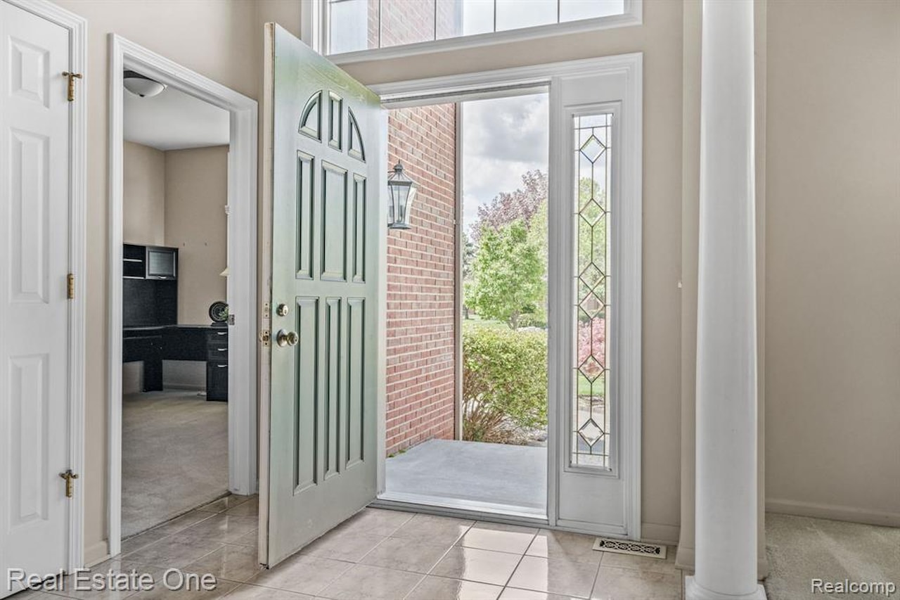 4458 Hycliffe Dr in Troy, MI Photo 4