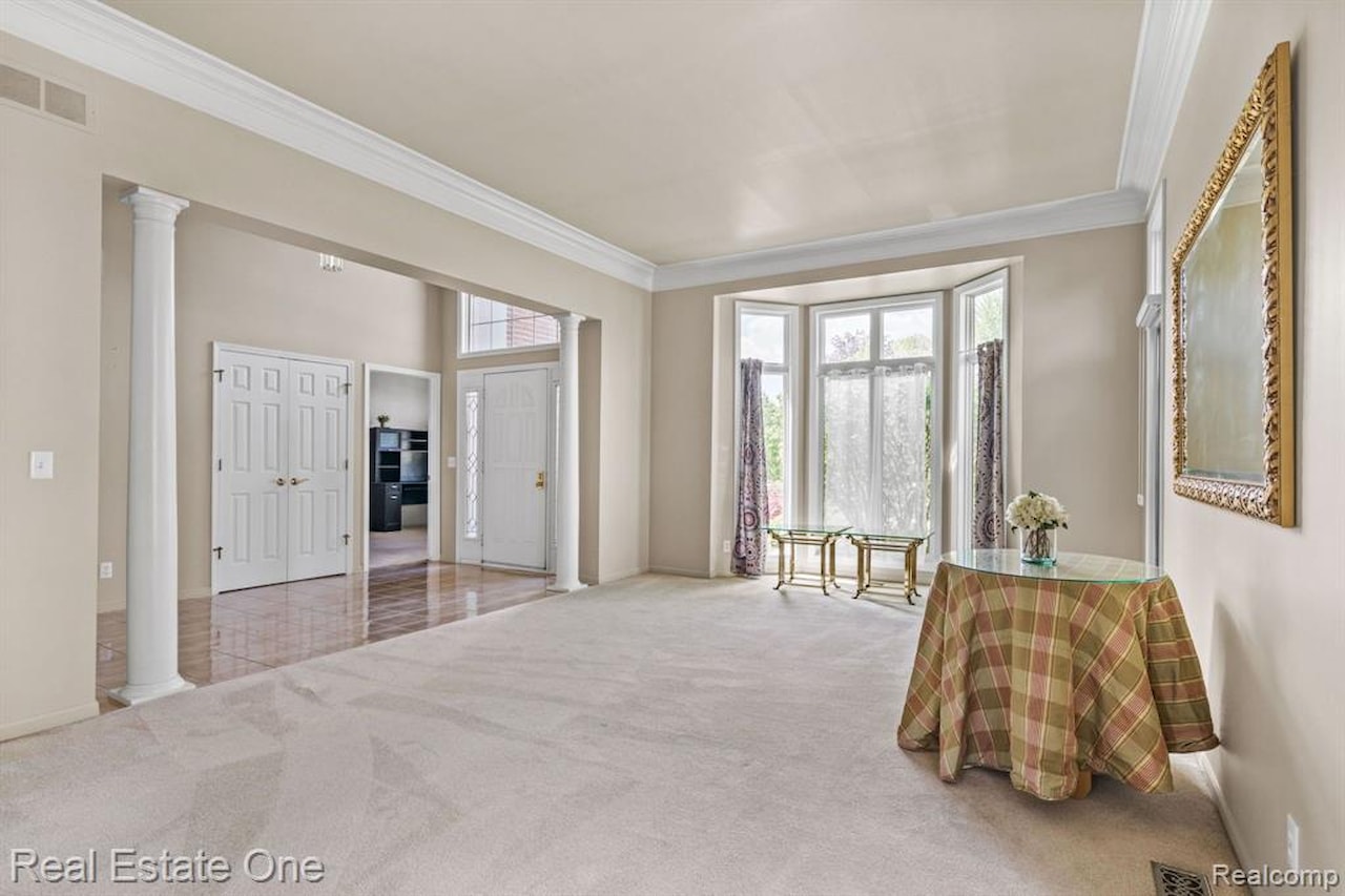 4458 Hycliffe Dr in Troy, MI Photo 5