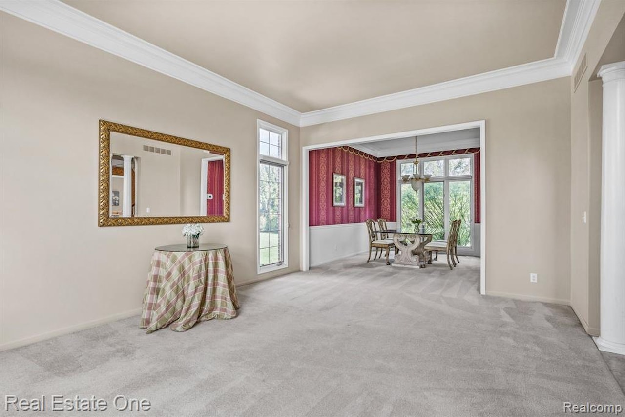 4458 Hycliffe Dr in Troy, MI Photo 6