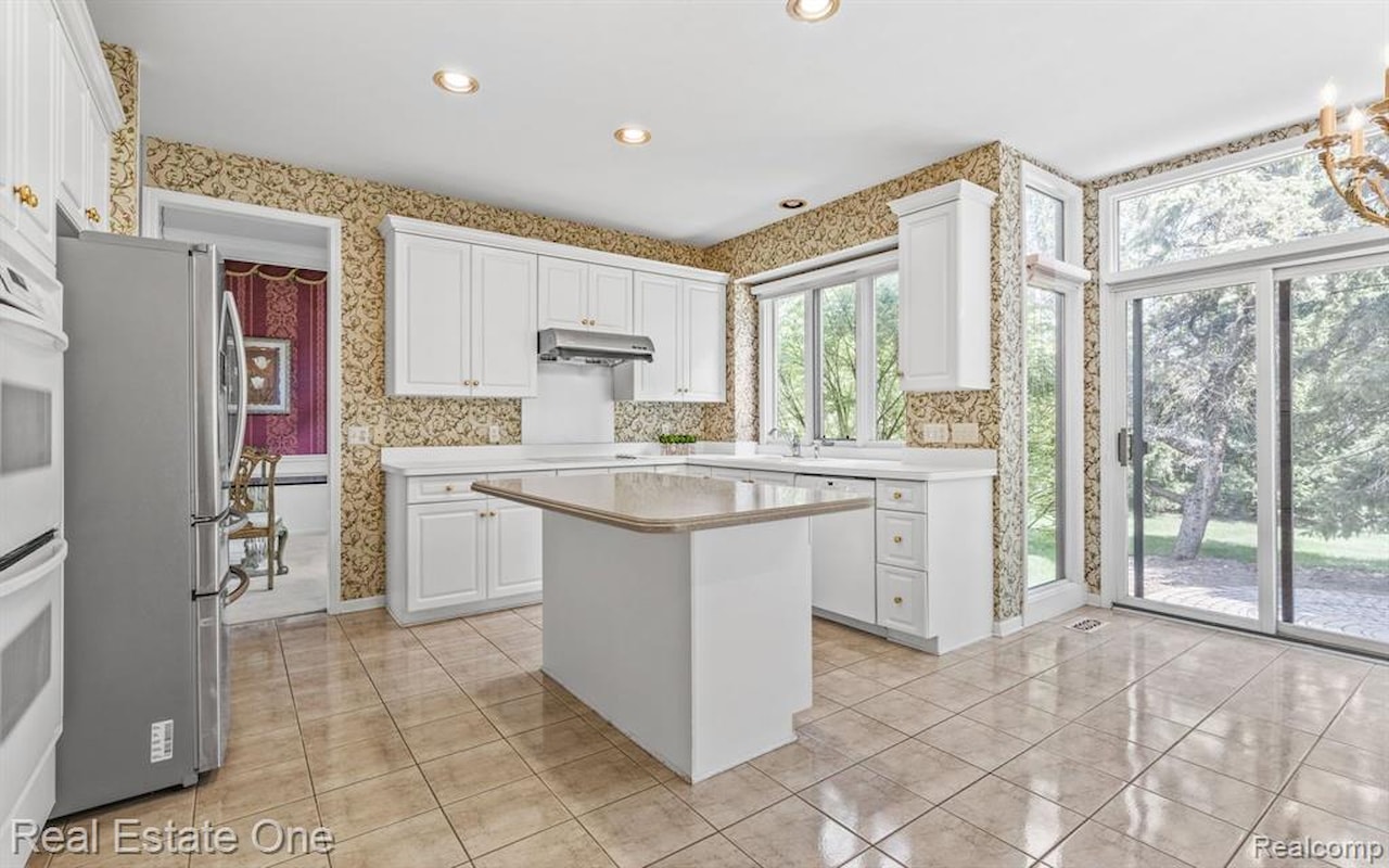 4458 Hycliffe Dr in Troy, MI Photo 9
