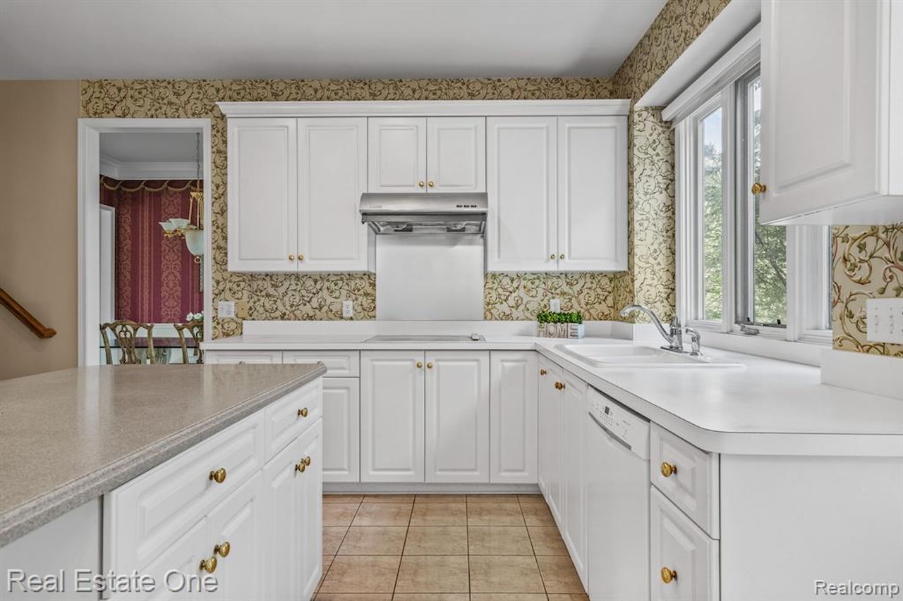 4458 Hycliffe Dr in Troy, MI Photo 10