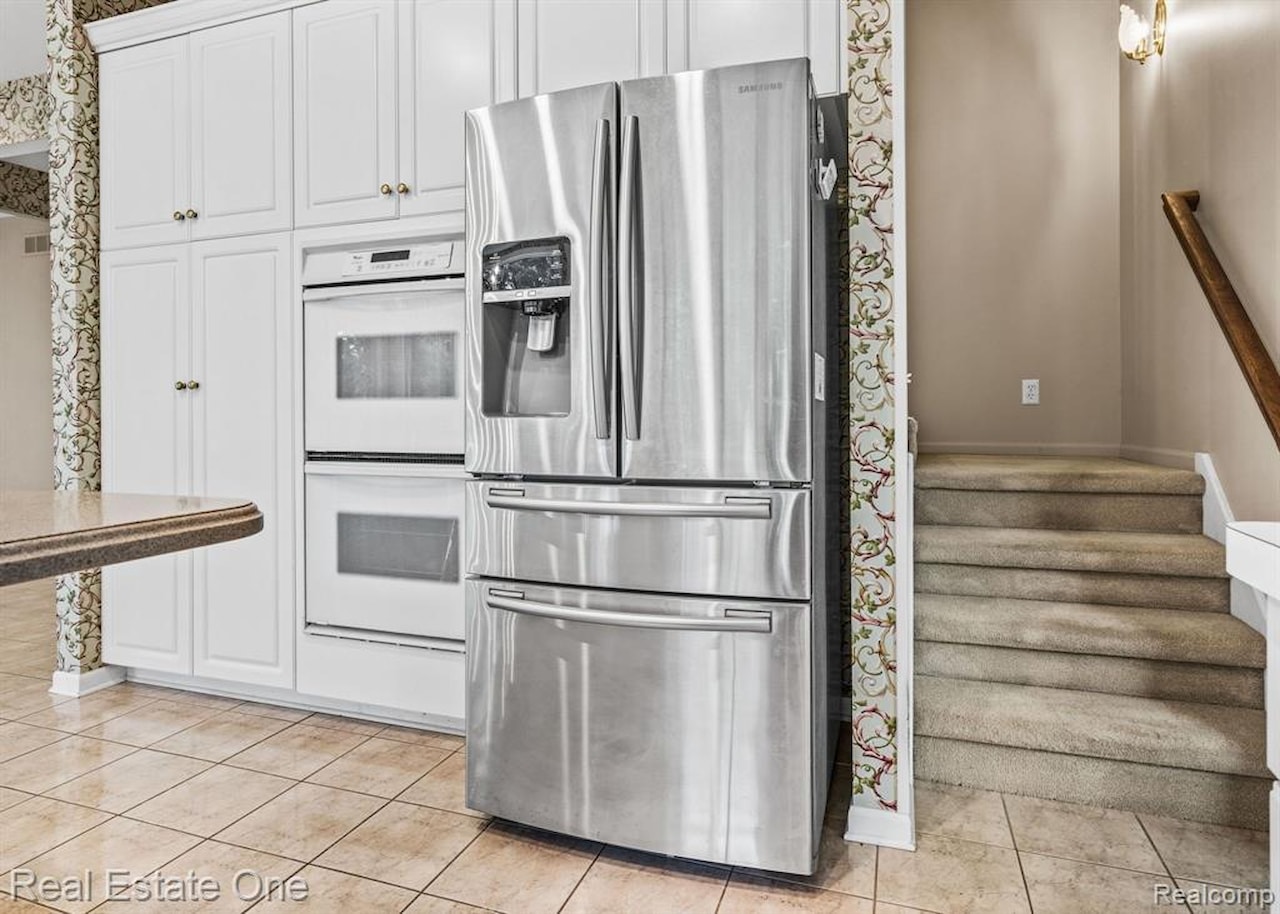 4458 Hycliffe Dr in Troy, MI Photo 13