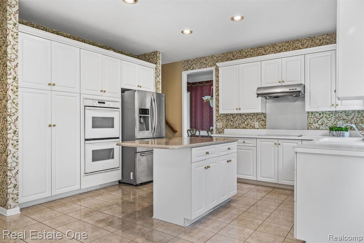 4458 Hycliffe Dr in Troy, MI Photo 15