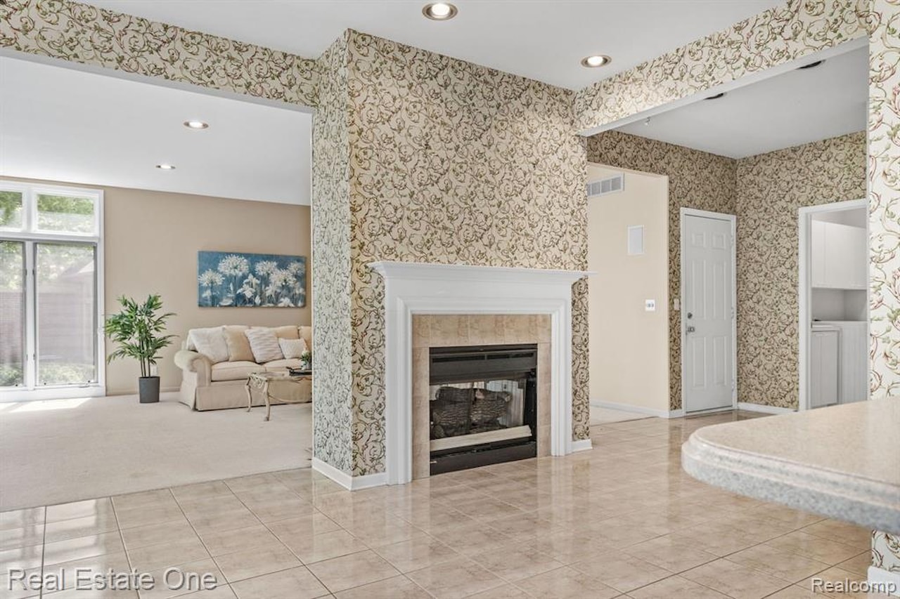 4458 Hycliffe Dr in Troy, MI Photo 16