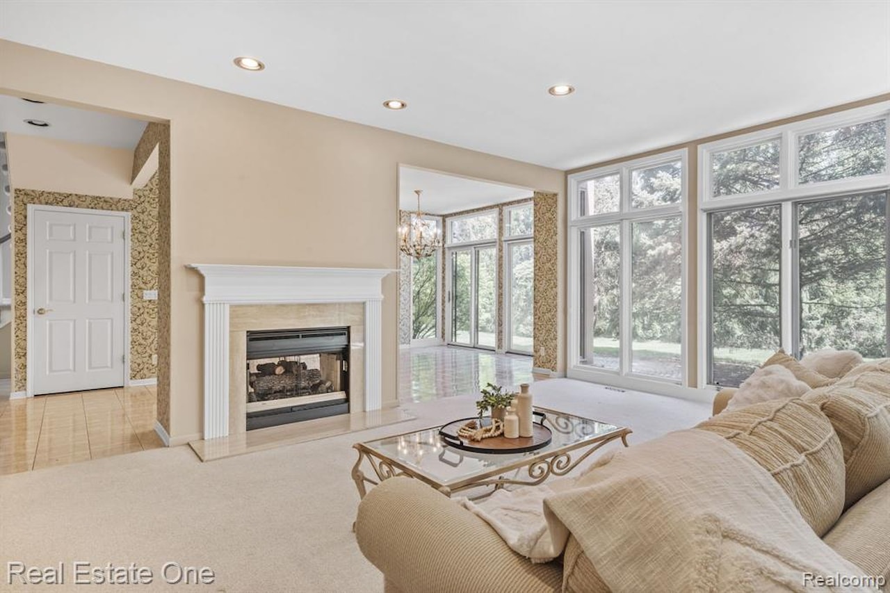 4458 Hycliffe Dr in Troy, MI Photo 18